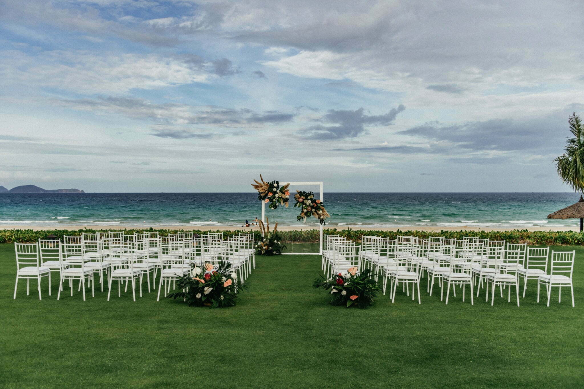 A mesmerizing tropical wedding in Nha Trang