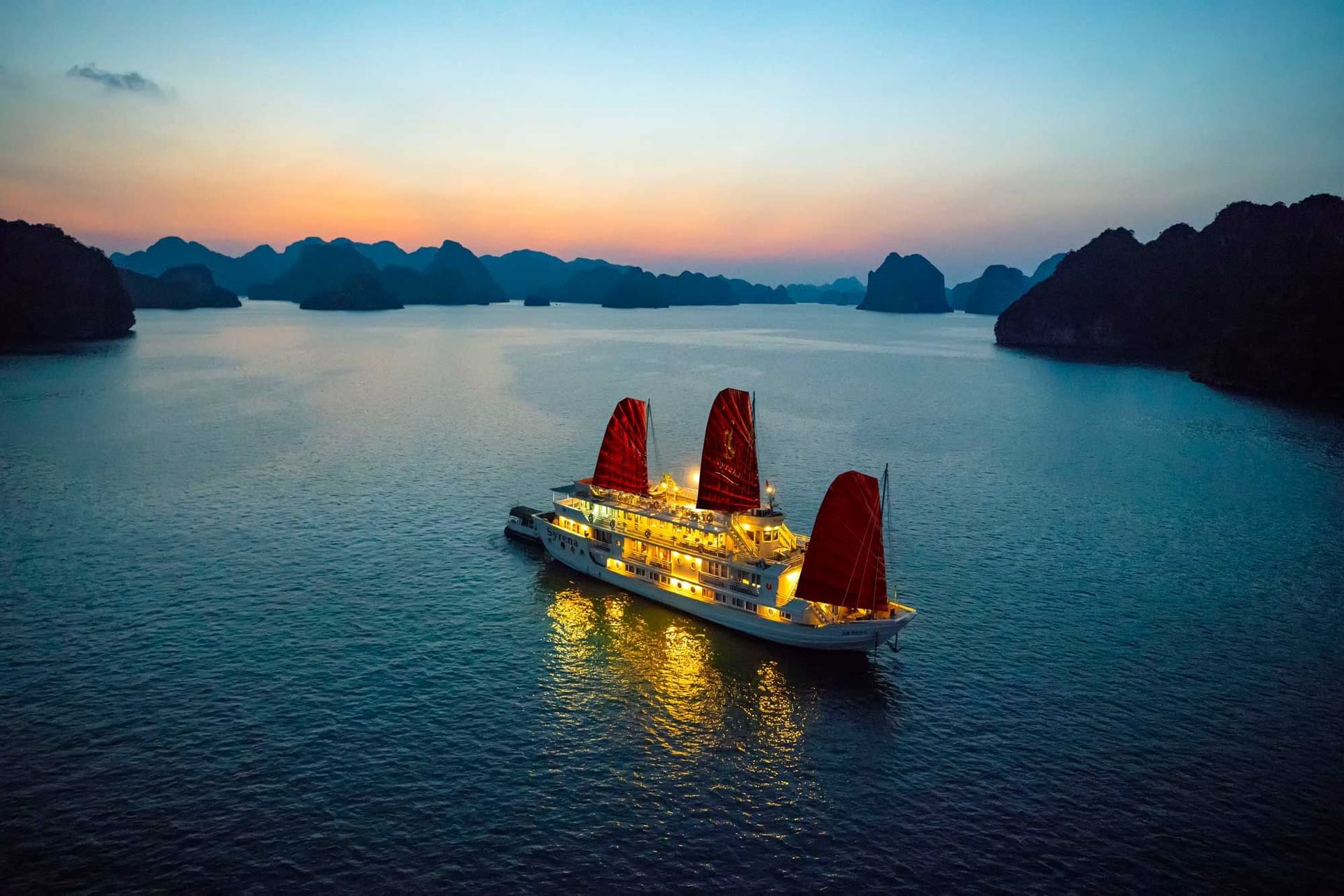 Destination wedding on a cruise in Halong Bay