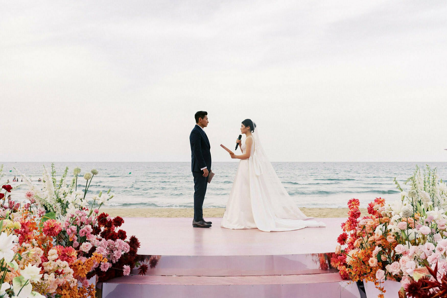 The romantic beach wedding of Huong and Phong