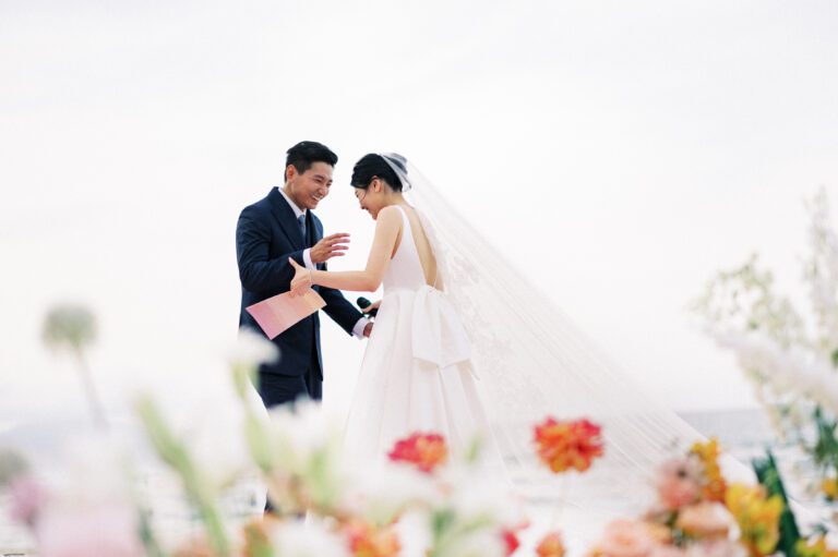 A vibrant beach wedding - Love At First Skype