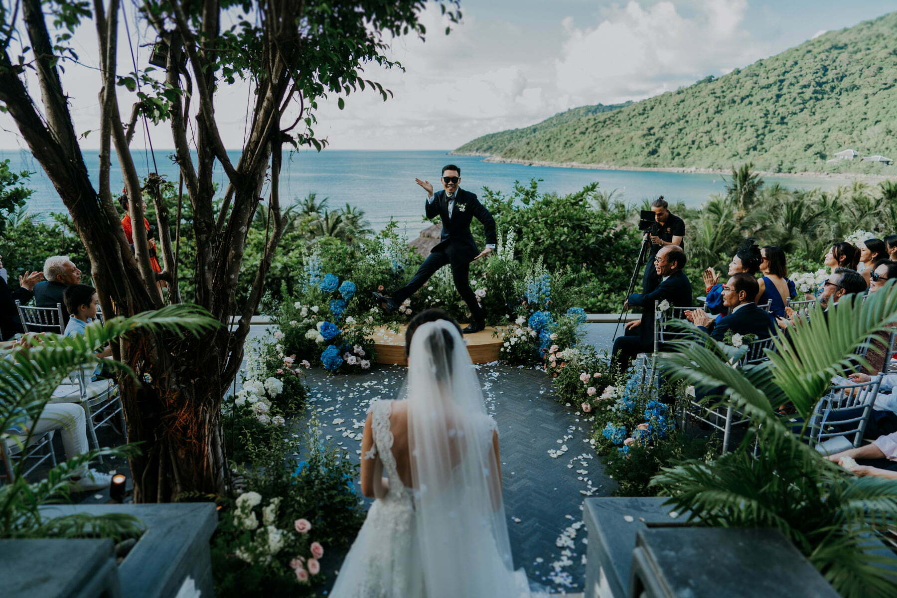 A blue-themed garden wedding in Danang