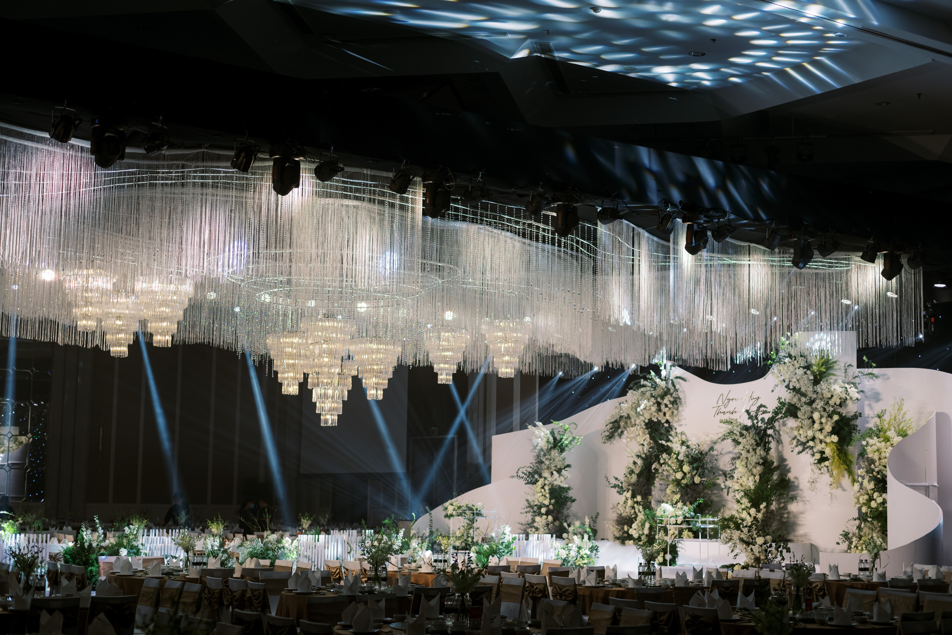 A magnificent ballroom wedding in Hanoi