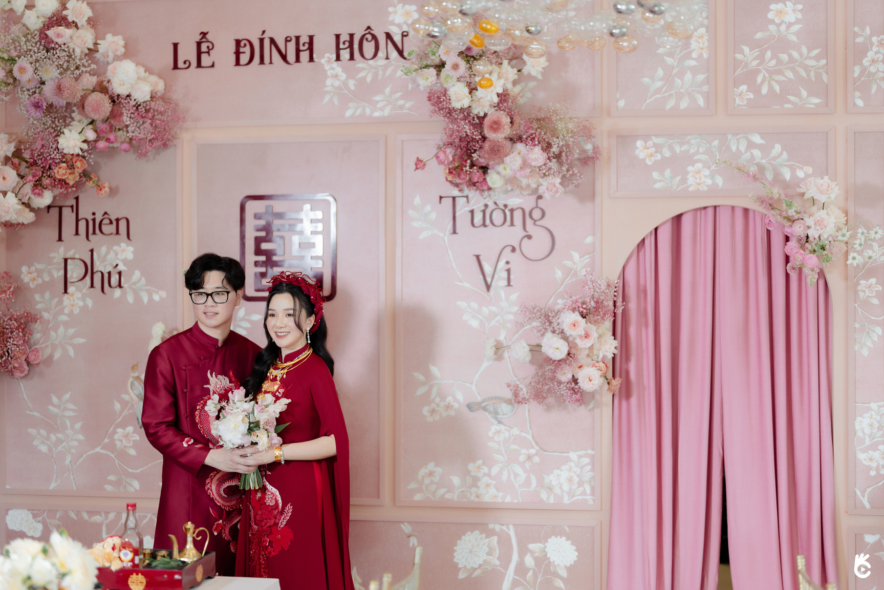 Lễ đính hôn tông hồng ở Sài Gòn