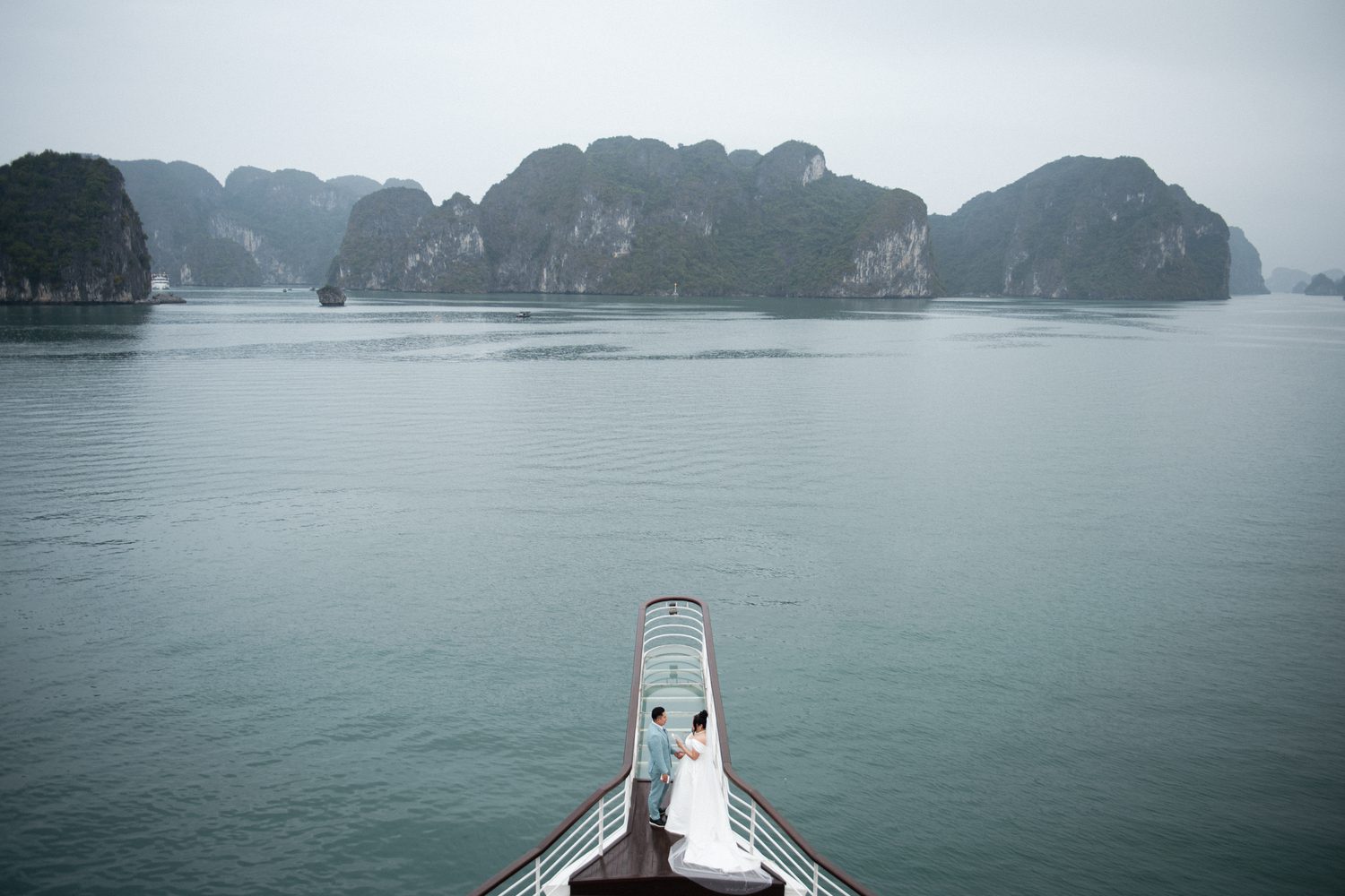 Cruise wedding in Halong