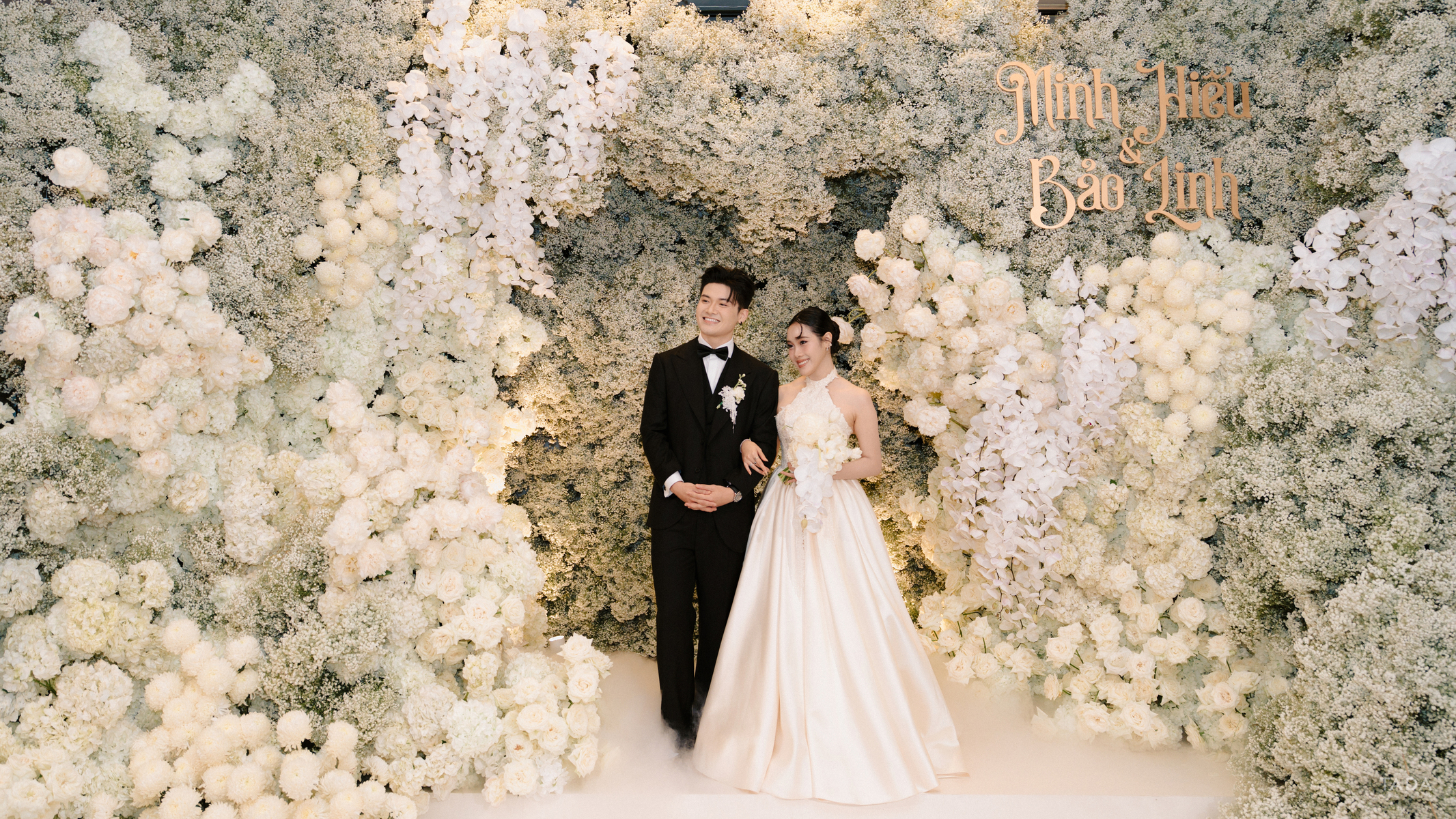 Luxurious white wedding in Hanoi