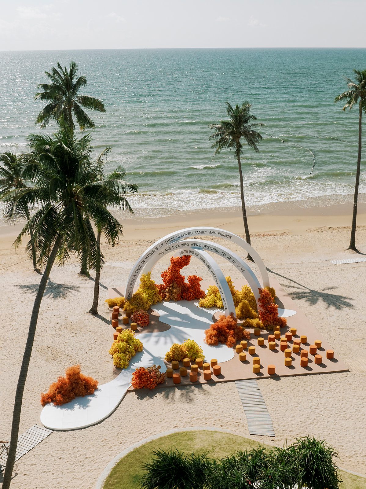 A vỉbant destination wedding in Phu Quoc