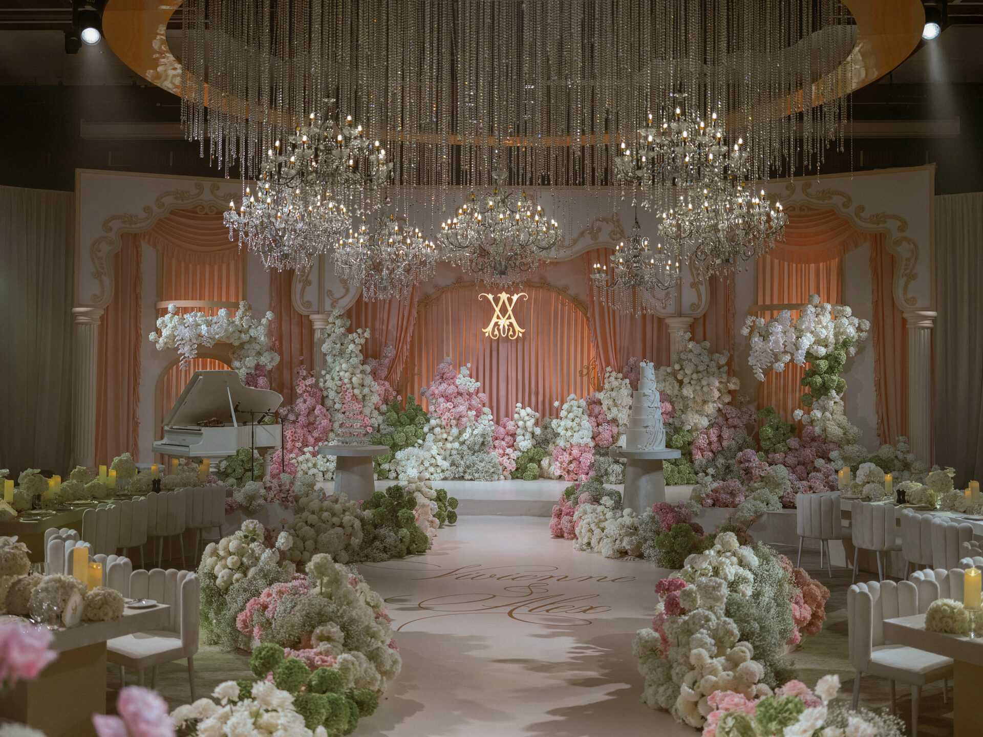 A dreamy city wedding in Hanoi